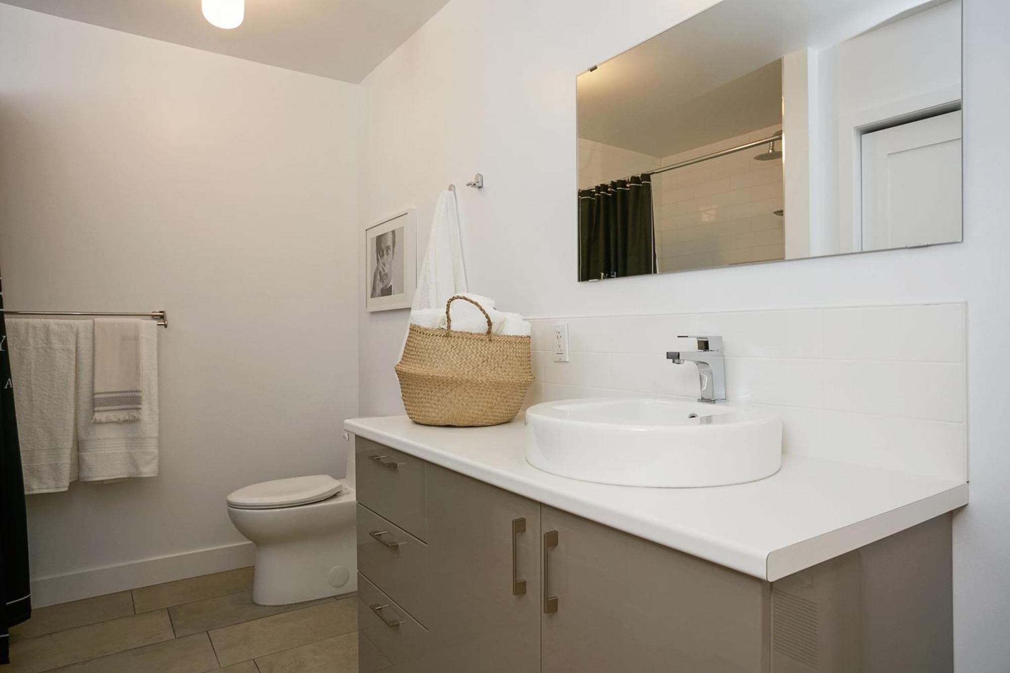 Explore Montreal From Sleek Contemporary Apartment By Den Stays 客房 照片